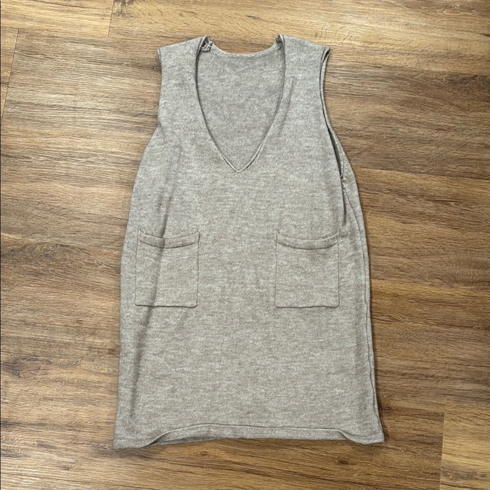 Women’s Gray Sleeveless Knit Top with Pockets